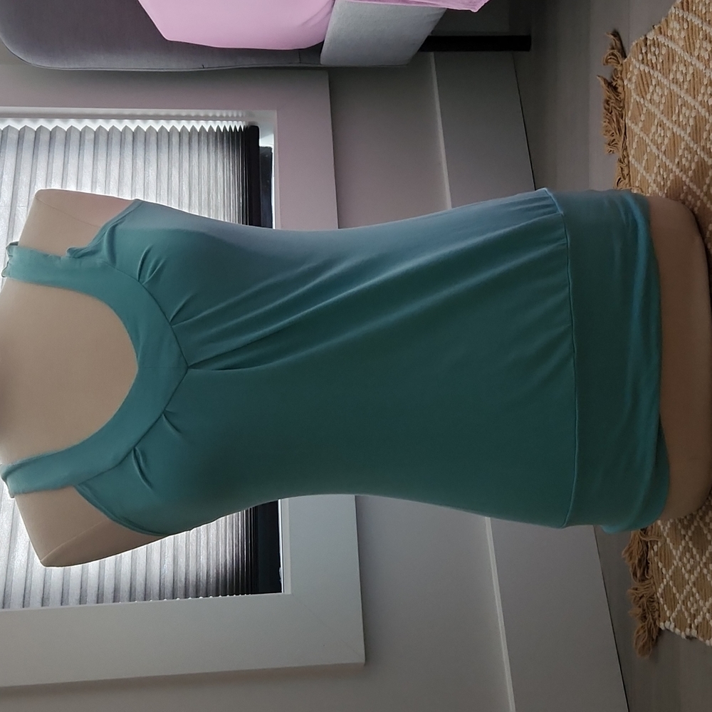 Cute stretchy turquoise top